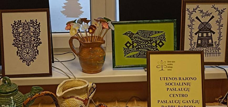 Utenos socialinių paslaugų centro paslaugų gavėjų darbų paroda Vyžuonų bibliotekoje