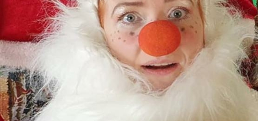 Raganiukės teatro spektaklis „Kalėdų Senis, Besmegenis ir naminukė Kūtė“