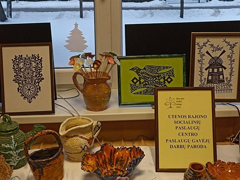 Utenos socialinių paslaugų centro paslaugų gavėjų darbų paroda Vyžuonų bibliotekoje